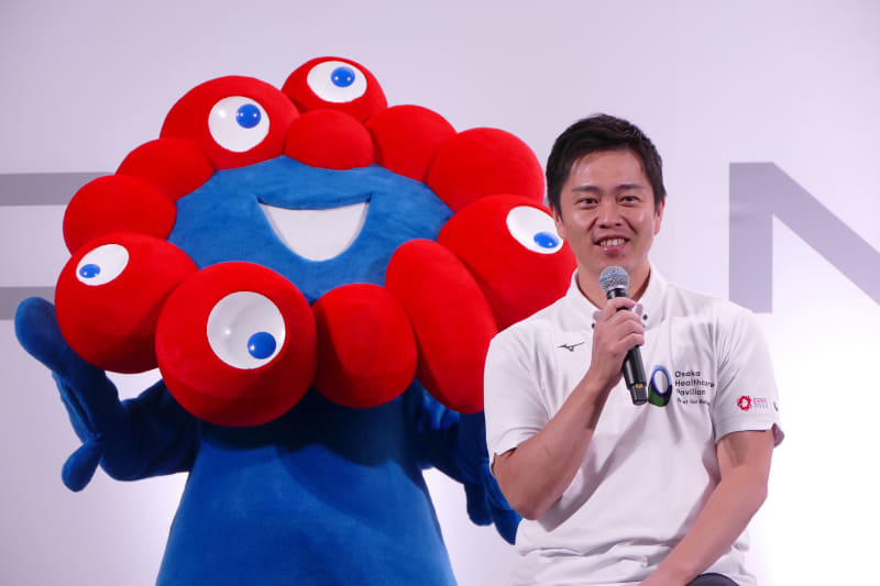 公式キャラクターのミャクミャクと吉村氏