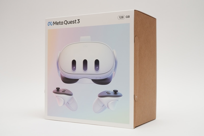Quest 3のパッケージ。サイズは210×220×120mm。Quest 2のパッケージより大幅に小型化された