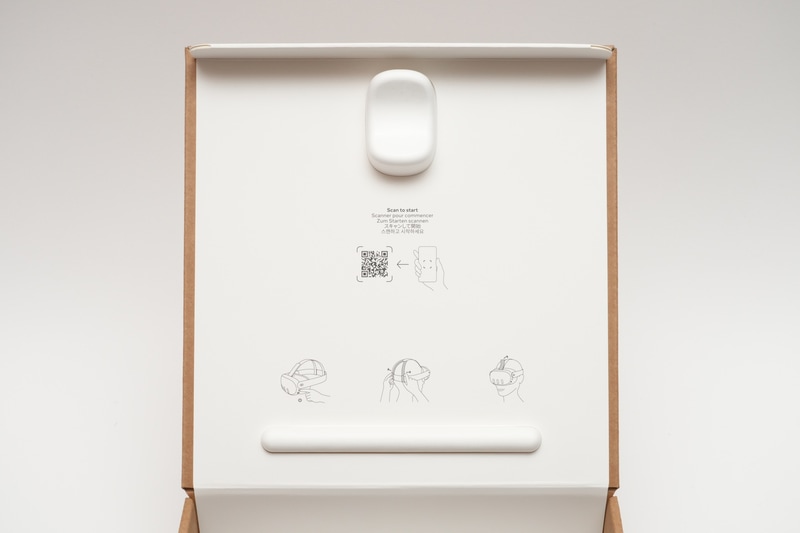 フタの裏側には専用アプリをインストールするためのQRコードと、電源ボタン、上部ストラップ、後部ストラップの使い方が掲載されている