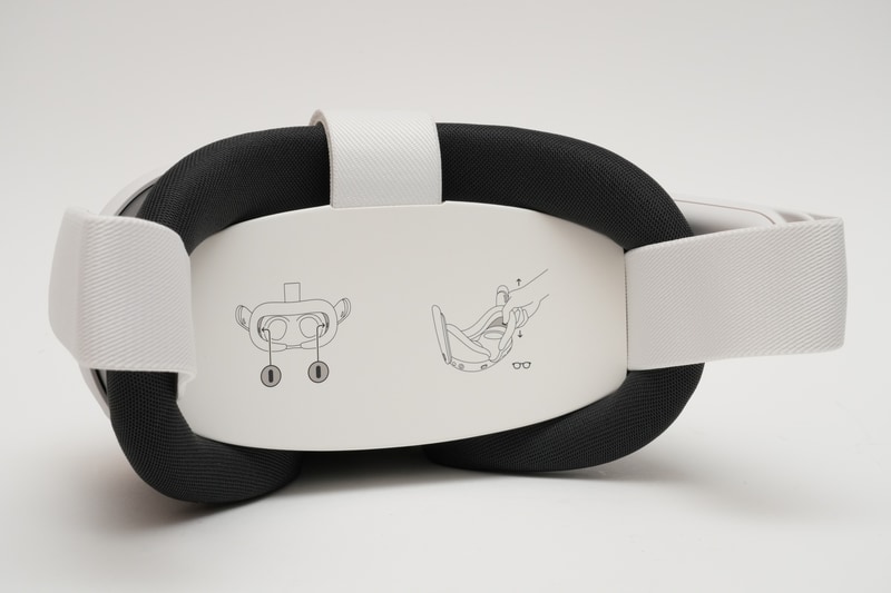 ヘッドセットのレンズ側には「奥行き調整ボタン」の調整方法が記載されている