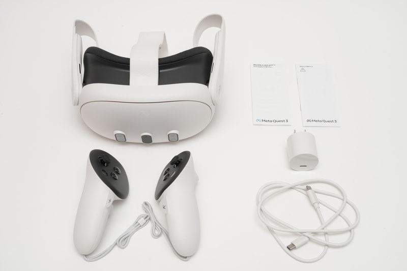 パッケージには本体、Meta Quest Touch Plusコントローラー、「Meta Quest 3の使い方」、「安全および保証ガイド」、電源アダプタ、充電ケーブルが同梱