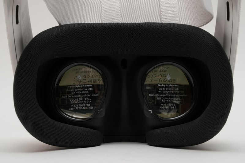 本体レンズ部。「レンズを直射日光に当てないでください」、「液体クリーナーを使用しないでください」との注意事項が記載。実際筆者は屋外でVRヘッドセットを使っていて、直射日光でディスプレイを破損したことがあるので、くれぐれもご注意を