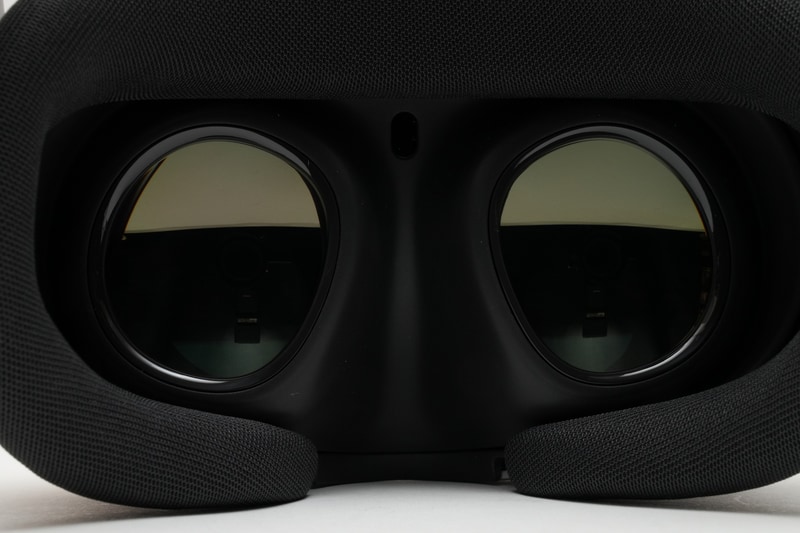 Quest 2は同心円状の溝が刻まれた「フレネルレンズ」だったが、Quest 3は薄型の「パンケーキレンズ」に変更された