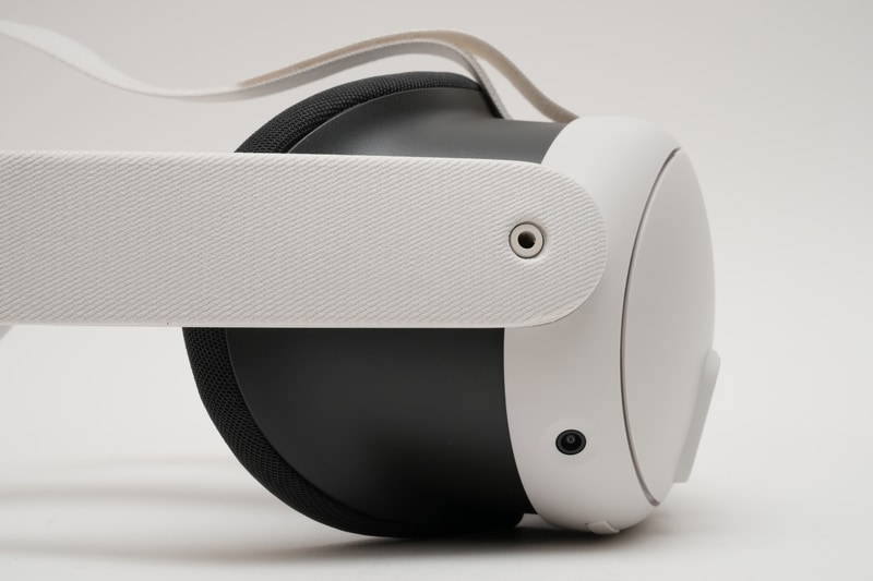 右側面には3.5mmオーディオジャック、「トラッキングセンサー(カメラ)」を装備