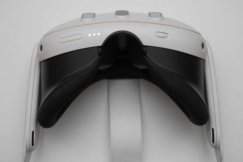 本体下面には音量ボタン、「Meta Quest 3充電ドック」と接続するための金属接点、IPD(瞳孔間距離)を53～75mmの範囲で調整するための「レンズ間隔ダイアル」を配置