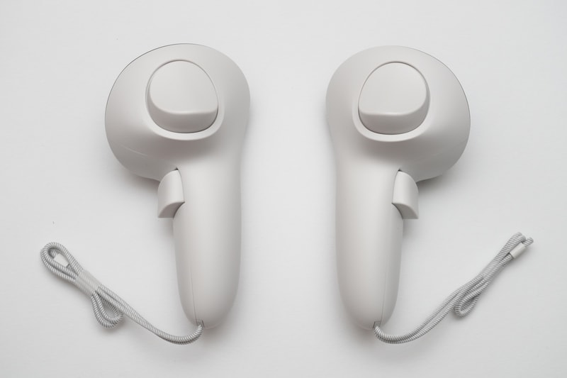 下面にはトリガーボタン、グリップボタンを配置。内部にはそれぞれ単3電池が1本ずつ装着済み。手首ストラップは取り外し可能