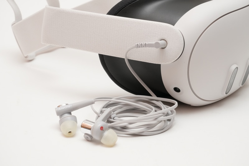スピーカーの出力が向上したQuest 3は、屋外使用時にはイヤフォンが必須