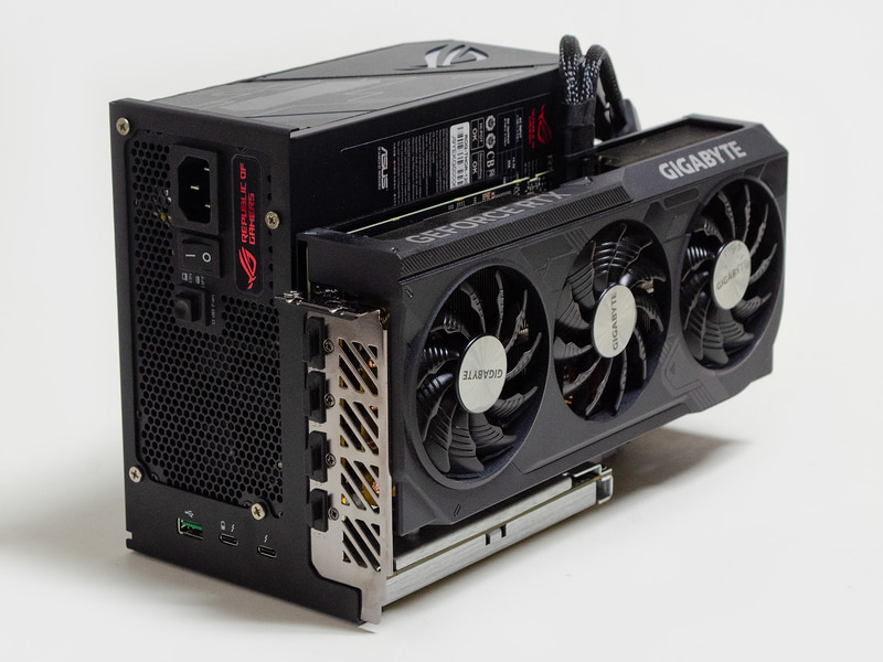 GPUボックスキット。電源別/箱なしなので、GeForce RTX 4090と言った3レーン/8ピン3(または4)つにも対応可能。ただしUSB4接続時、母艦側のUSB4と相性がある