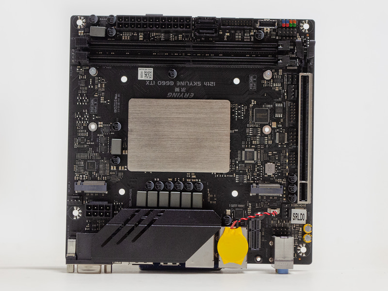 CPU付きマザーボード(表)。PCIe x16×1、DIMMソケット×2、M.2スロット×3(1つはWi-Fi/Bluetooth用)。CPUは直付で上に金属プレートが乗っている以外、普通のMini-ITX