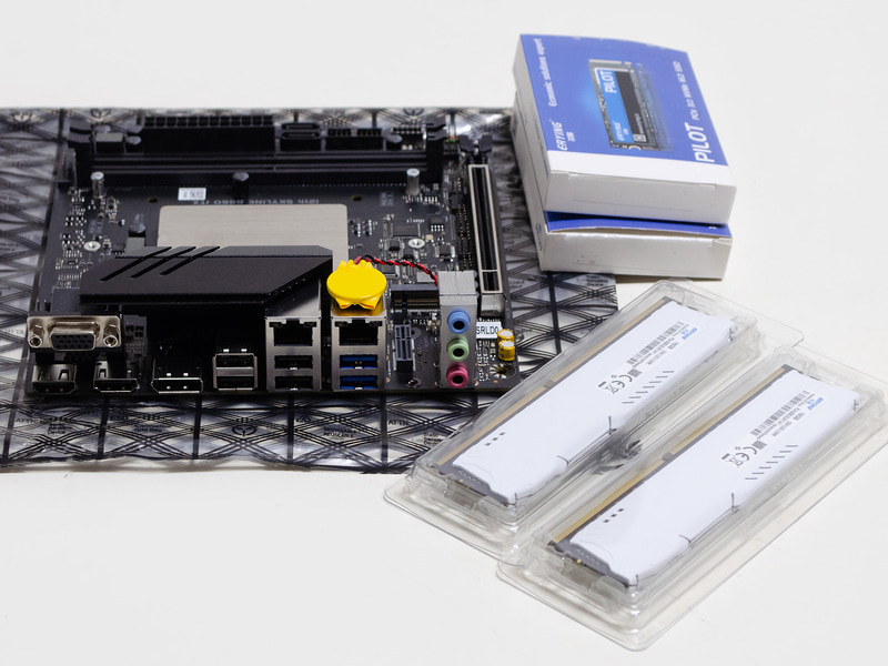 購入パーツ一式。CPU付きマザーボード、DDR4 16GB×2、M.2 NVMe SSD 512GBと1TB(16GBと512GBはマザーボード付属)