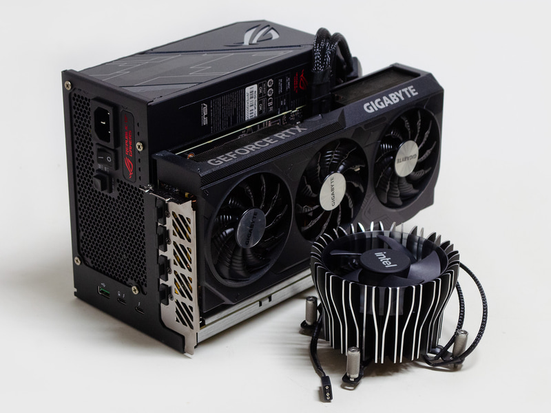 手持ちで用意したもの。GPUボックスキットに付いたままだが、1KWの電源、GeForce RTX 4070 Ti、そしてi9-12900マシンを組んだ時、箱に入らずお蔵入りしていたIntel純正CPUクーラー