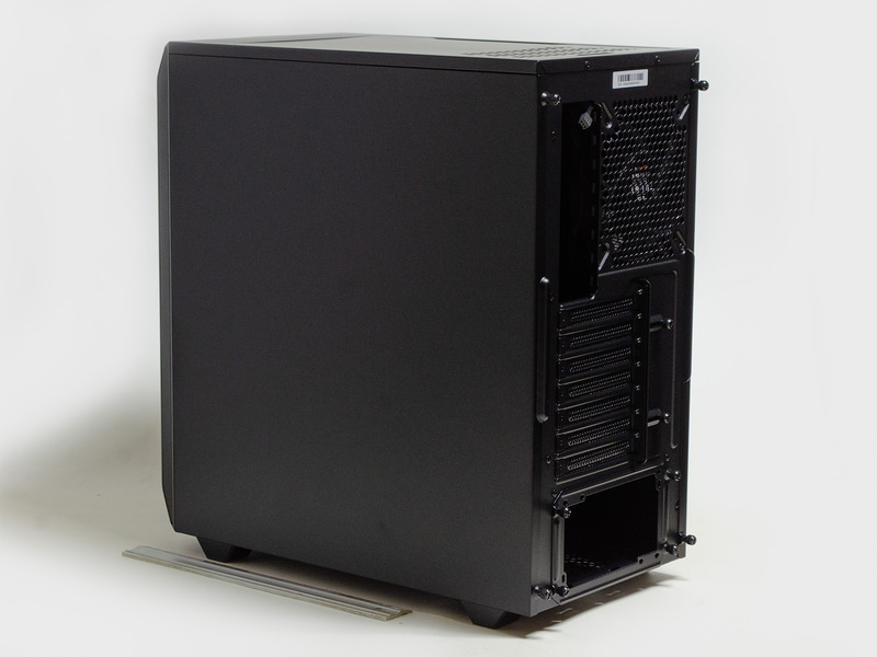 PURE BASE 500」(斜め後ろから)。232×450×463mm、重量6.95kgなのでそれなりに大きい。定規は30cm。ファンは前面と背面に標準で付属