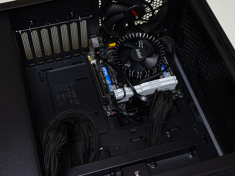 マザーボード取り付け。Mini-ITXマザーボードなので中はスカスカ。CPUクーラーが不釣り合い。GPU用の8ピンケーブルは4本出してある