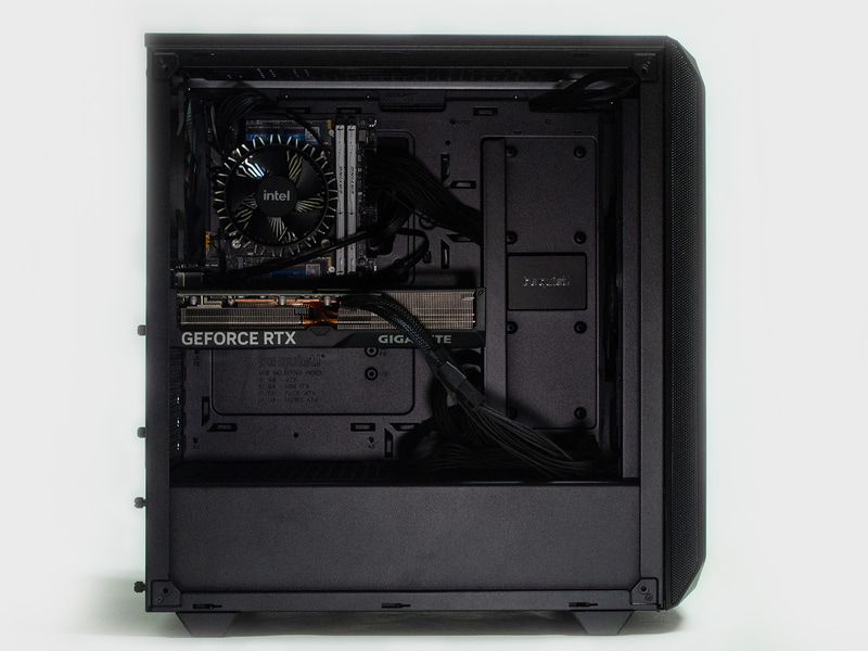 GeForce RTX 4070 Ti取り付け。付けるといきなりゲーミングPCっぽくなる