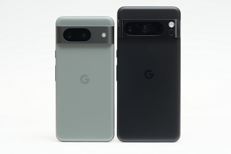 左がPixel 8、右がPixel 8 Proの背面。Pixel 6シリーズから採用されているPixelカメラバーも引き続き採用しており、ひと目見てPixelシリーズと分かる