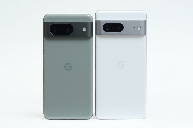 Pixel 8(左)とPixel 7(右)の背面の比較。角がなだらかな曲線となり、Pixelカメラバーのレンズ部分のくり抜きが大きくなっている