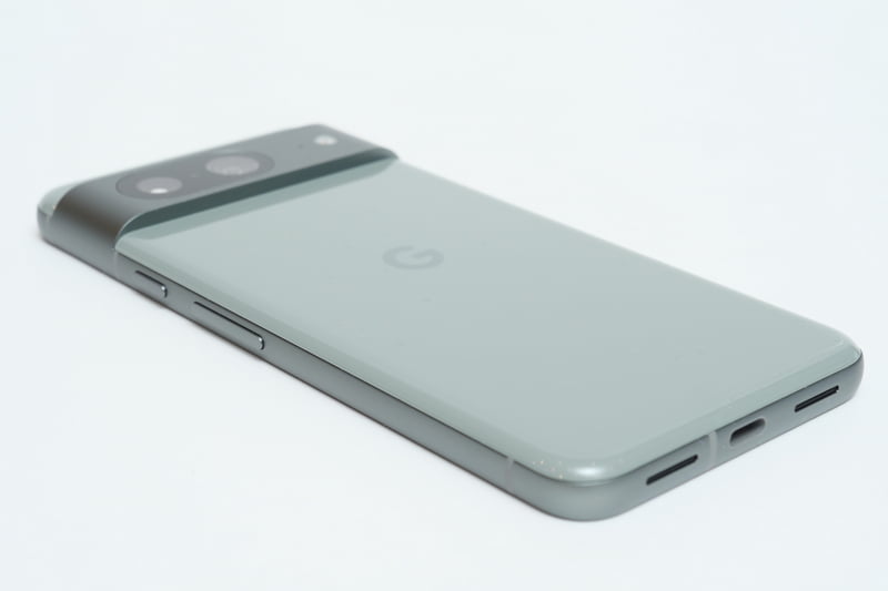 従来モデル同様に、側面とPixelカメラバーには100%リサイクルアルミニウムを採用し、背面には強化ガラスのGorilla Glass Victusを採用。Pixel 8では、フレームおよびPixelカメラバーがマット処理、背面ガラスは光沢処理となる