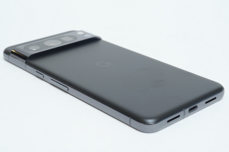 Pixel 8 Proでは、フレームおよびPixelカメラバーが光沢処理、背面ガラスはマット処理と、Pixel 8とは逆となっている