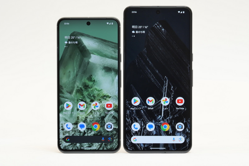 Pixel 8(左)とPixel 8 Pro(右)を並べると、Pixel 8の小ささが際立つ
