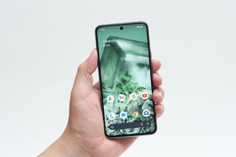 Pixel 8を手にすると、かなりコンパクトで持ちやすく感じる