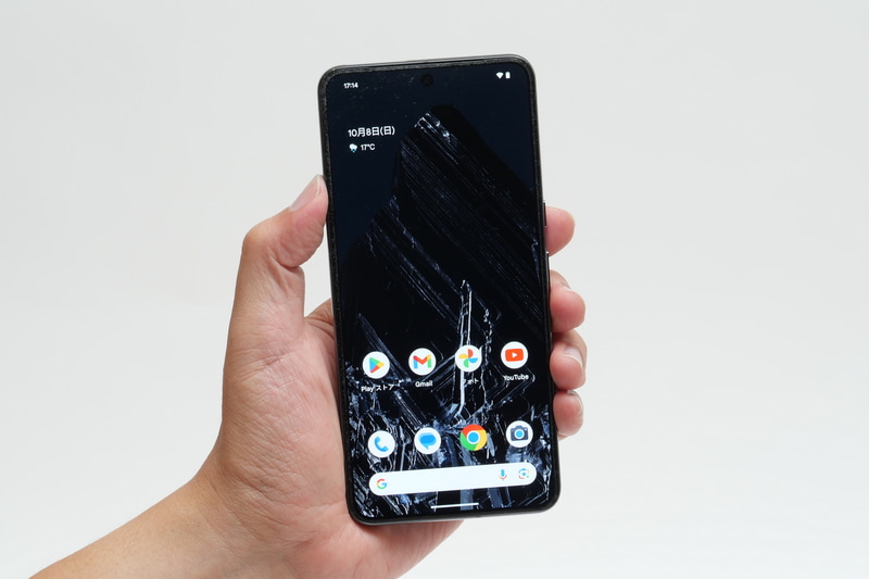 Pixel 8 Proを手に持つと、Pixel 7 Pro同様に大きく重いと感じる。比較的手の大きな筆者でも片手利用はちょっと難しいと感じる