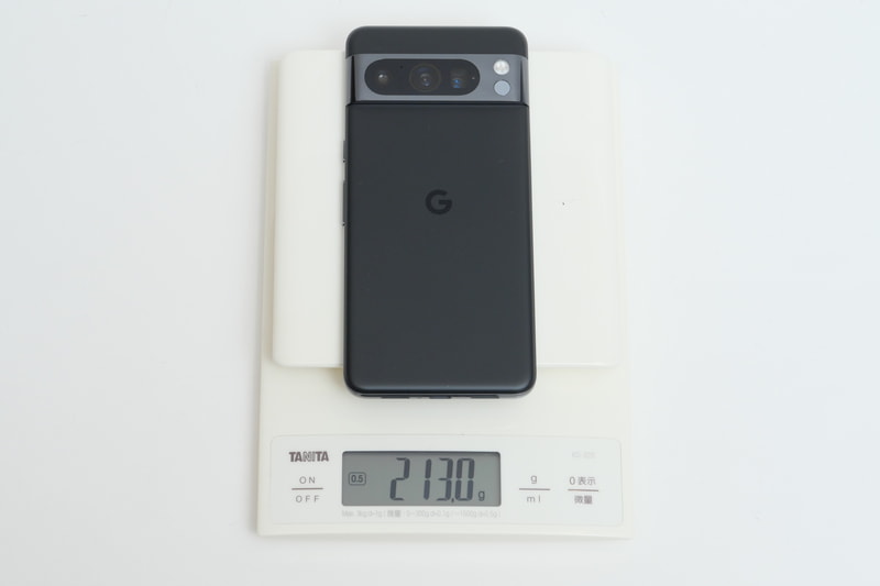 重量は公称213g、試用機の実測でも213g(物理SIM未装着)だった