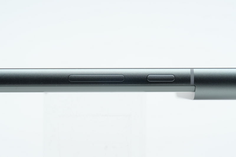 右側面上部(写真では右)から電源ボタン、ボリュームボタンを配置