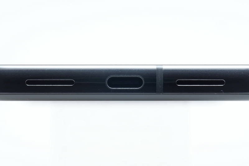 こちらはPixel 8 Proの下部側面。Pixel 8同様にUSB 3.1準拠Type-Cを配置