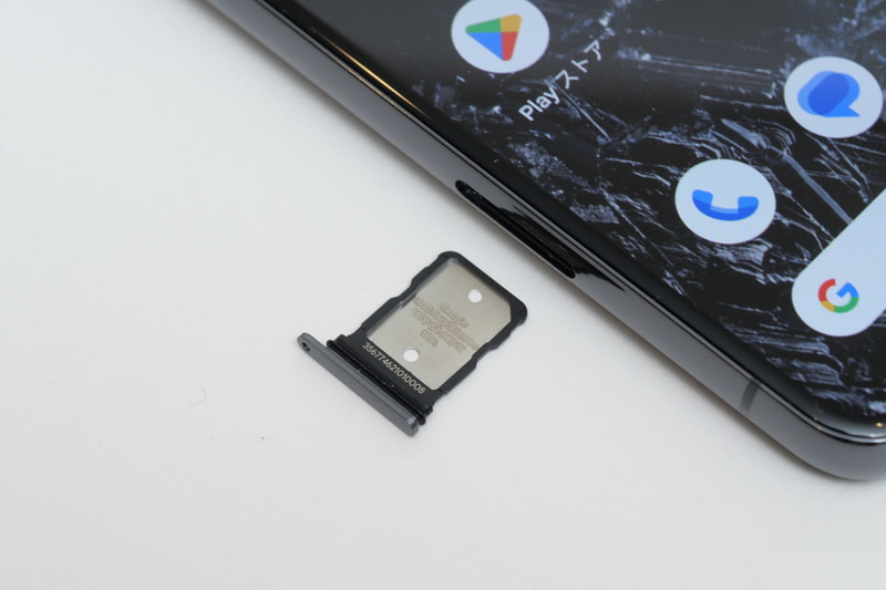 左側面にNano SIMトレイを配置しており、Nano SIMを1枚装着可能