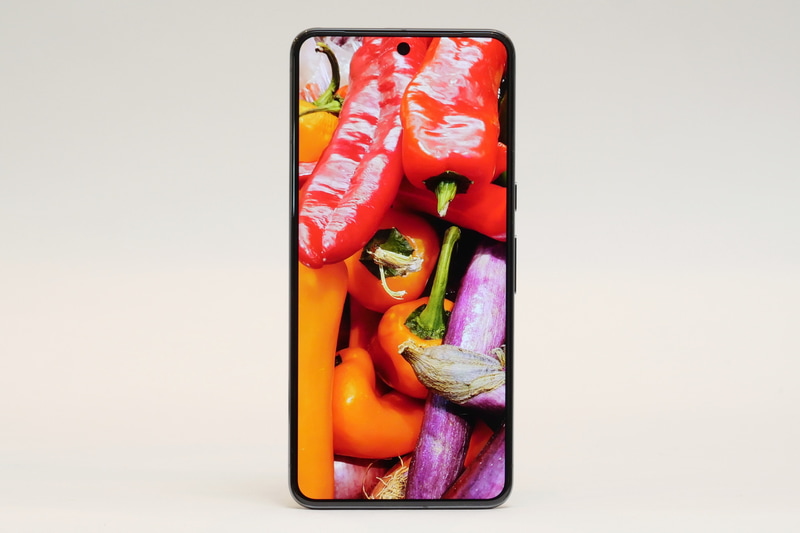 こちらもコントラスト比が100万:1、HDR表示をサポートしており、豊かな発色と高コントラストの映像を表示可能