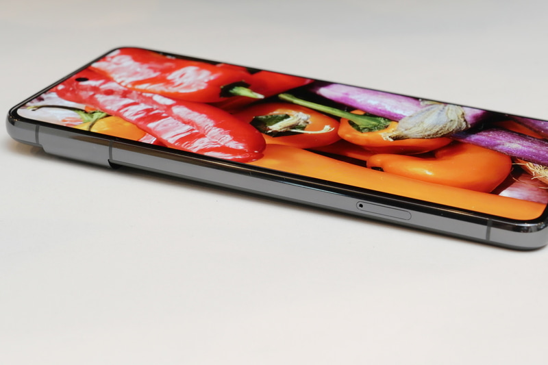 Pixel 7 Proでは側面付近が湾曲したディスプレイだったが、Poxel 8 Proでは平面ディスプレイに変更された