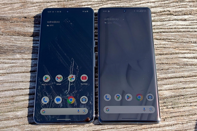 Pixel 8 Pro(左)とPixel 7 Pro(右)を比べると、Pixel 8 Proのほうが直射日光下での視認性がはるかに優れていた