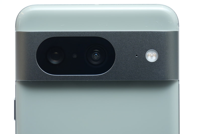 Pixel 8の背面カメラ。左から広角レンズ、超広角レンズとなる