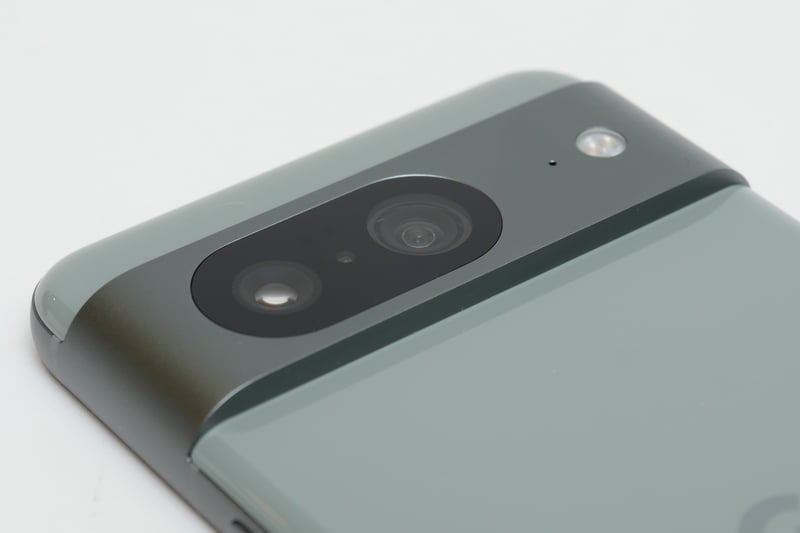 Pixelカメラバーの突起はかなり大きいが、左右側面にまで達しており、テーブルに置いてもぐらつかない