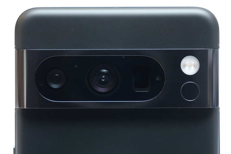 Pixel 8 Proの背面カメラ。左から広角レンズ、超広角レンズ、5倍望遠レンズとなる