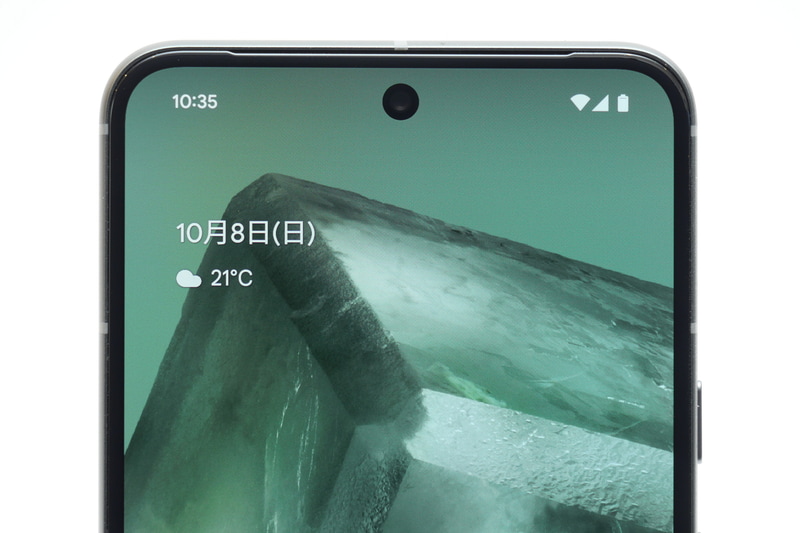 Pixel 8の前面カメラ。F値2.2、画角95度のレンズと、1,050万画素(ピクセルピッチ1.22μm)のDual PDセンサーの組み合わせで、ディスプレイ上部のパンチホール内に搭載