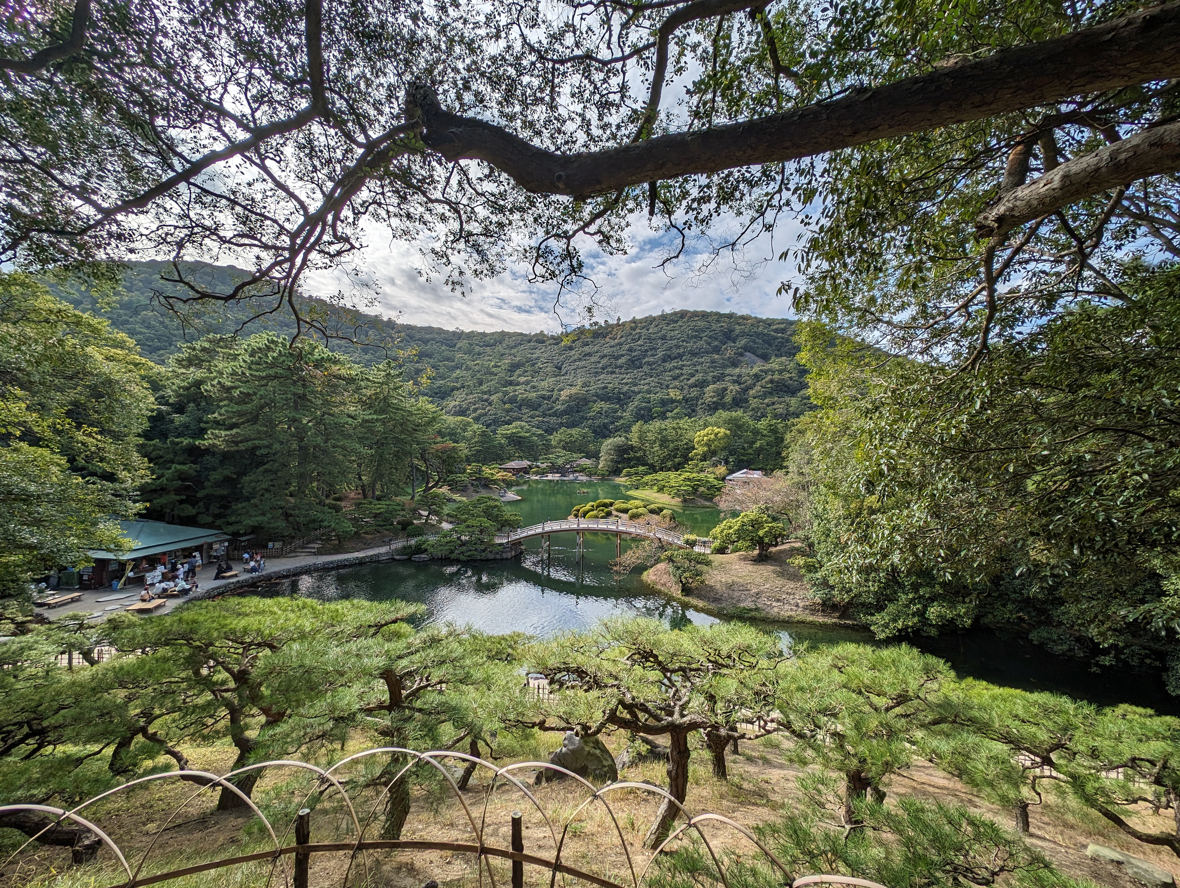 超広角レンズ、約1,200万画素で撮影