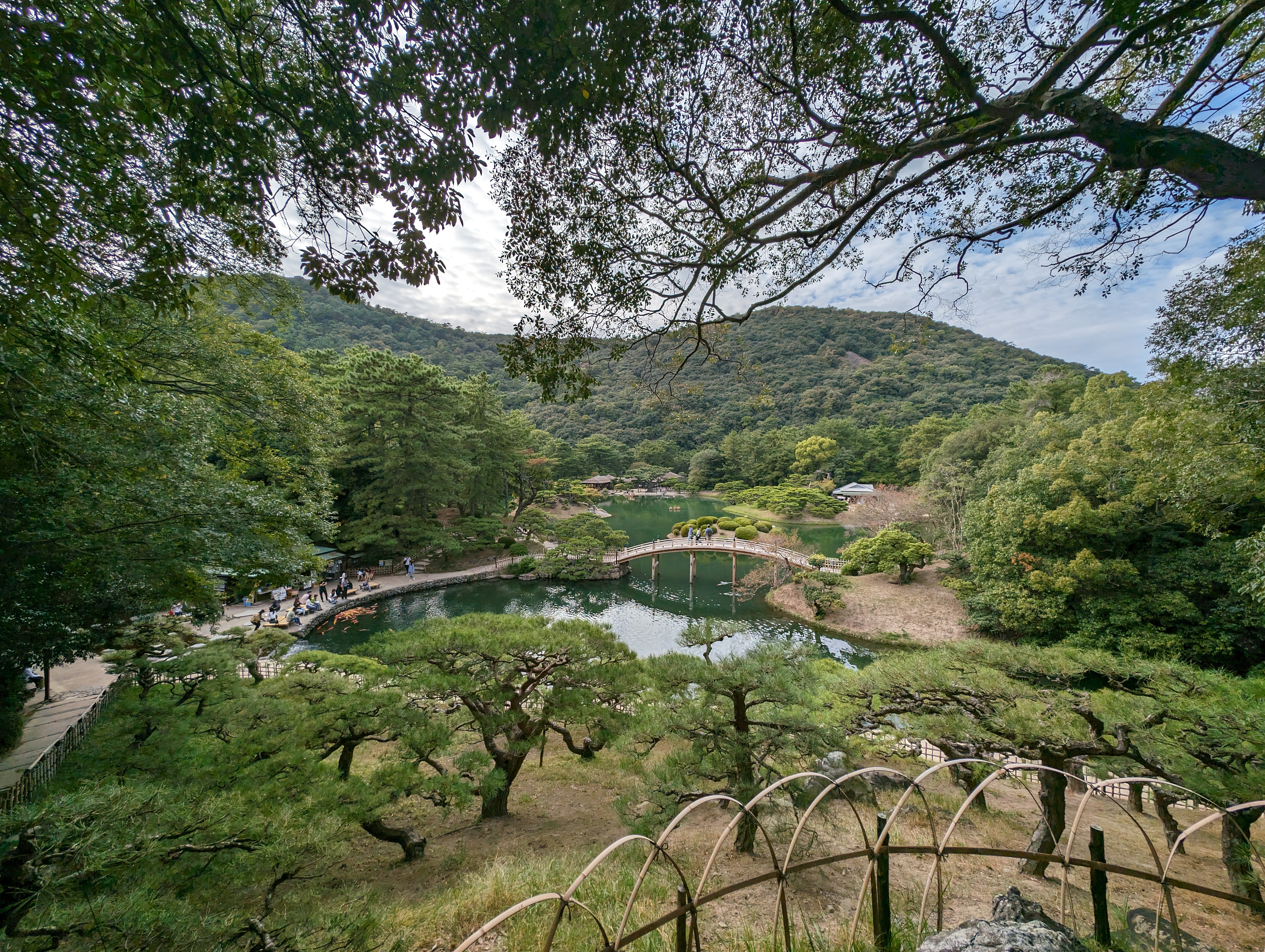 超広角レンズ、約5,000万画素で撮影