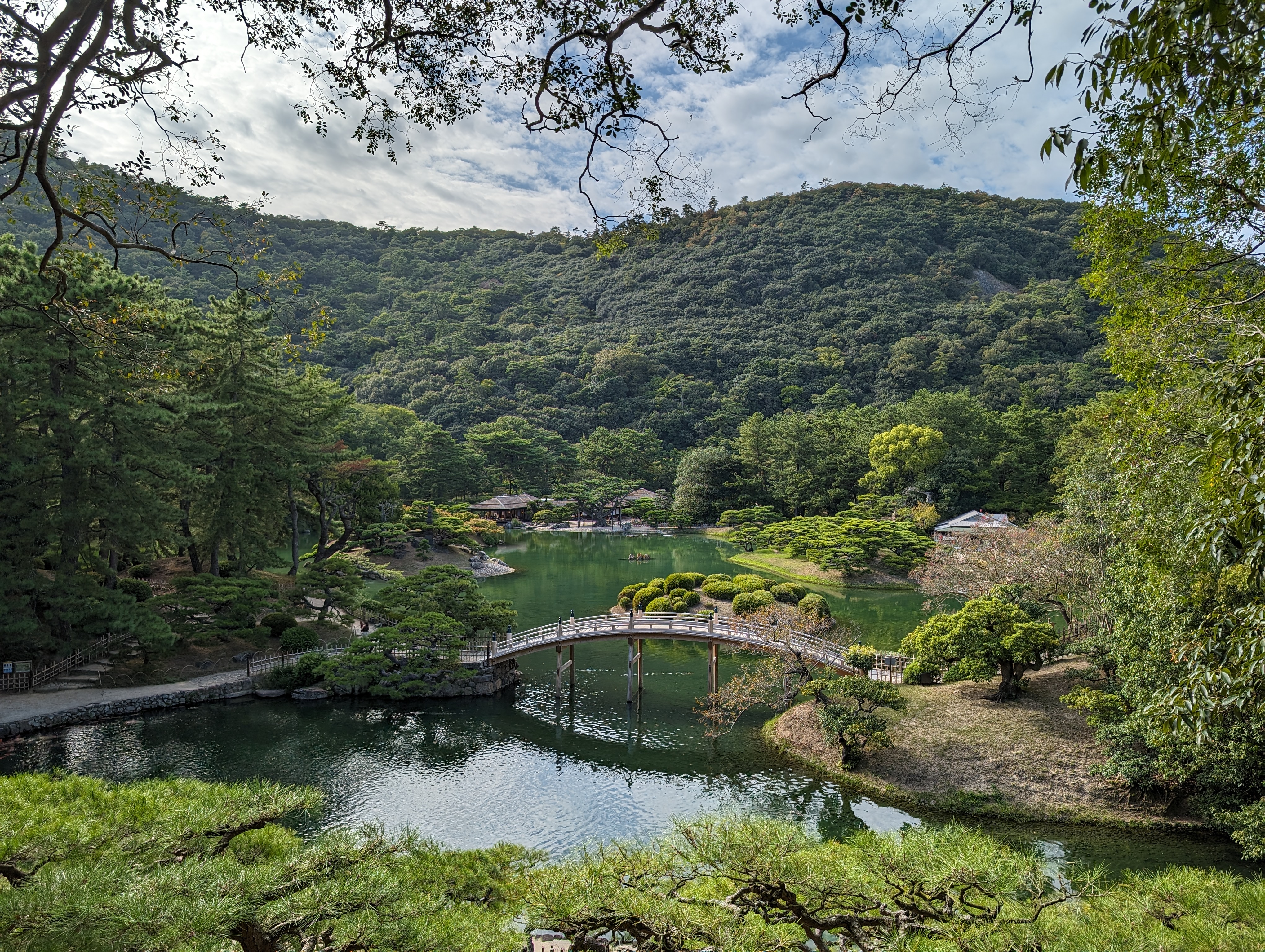 広角レンズ、約1,200万画素で撮影