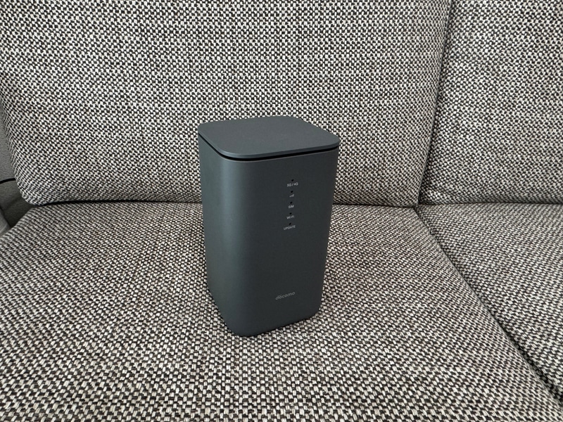 home 5Gのホームルーター「HR02」はシャープ製。サイズは幅95mm×高さ170mm、奥行95mmと比較的コンパクト。シックな色とデザインなのでリビングに置いても違和感はない