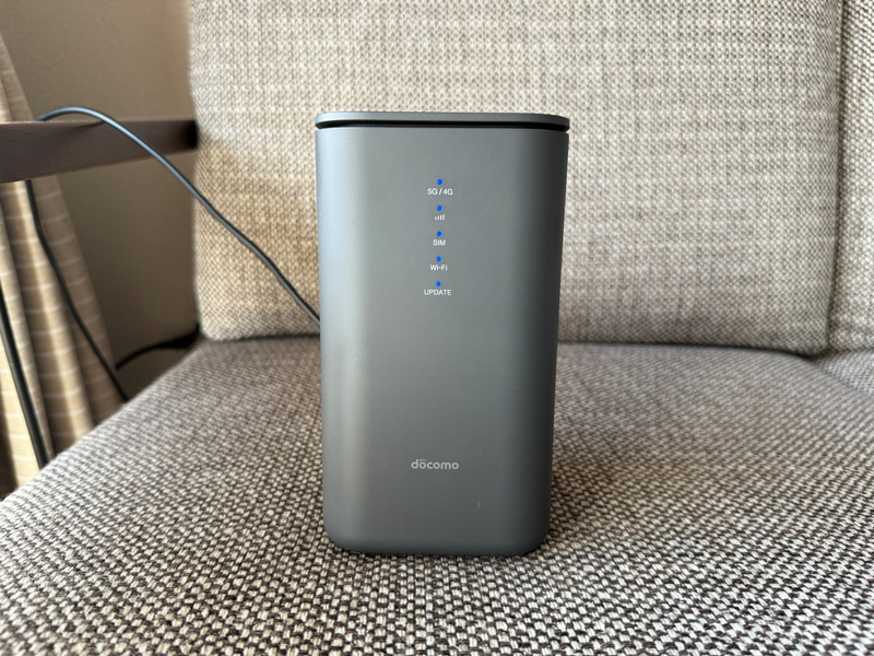 前面に5G/4Gの接続状況や電波状況を確認できるLEDが搭載されている。一番上のLEDが青の場合は5Gで、緑の場合は4Gで接続されている