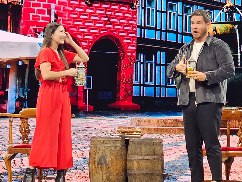 Sneaksの司会を担当したAdobe シニアデザインマネジャー ダニエル・モリモト氏(左)、アメリカの俳優でコメディアンのアダム・デブリン氏(右)。お酒とおつまみをもって参加するのがSneaksの流儀