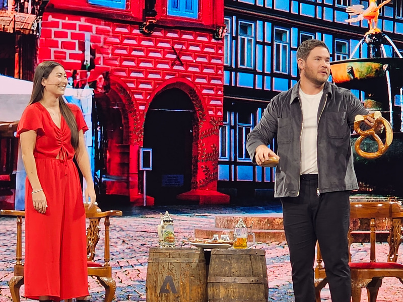 Sneaksの司会を担当したAdobe シニアデザインマネジャー ダニエル・モリモト氏(左)、アメリカの俳優でコメディアンのアダム・デブリン氏(右)。お酒とおつまみをもって参加するのがSneaksの流儀