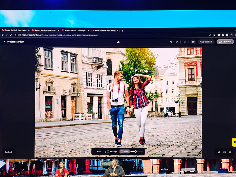 背景の人物を指定するだけで簡単に消せる
