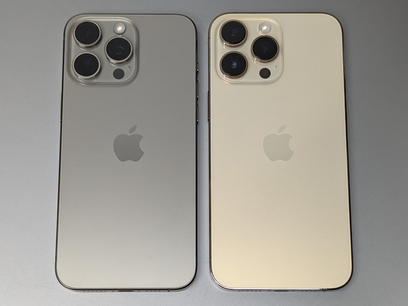 背面。カメラのサイズはミリ以下の違いはあるものの、こちらもやはりそっくりだ