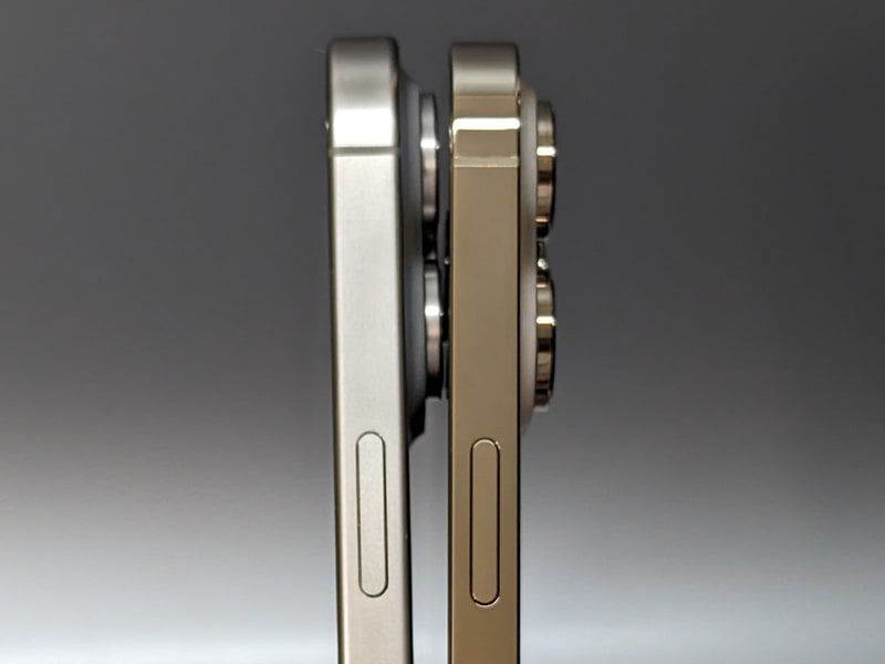 右側面。寸法がわずかに変更になっており、ボディサイズが違うのと合わせて、従来の保護ケースは流用できない