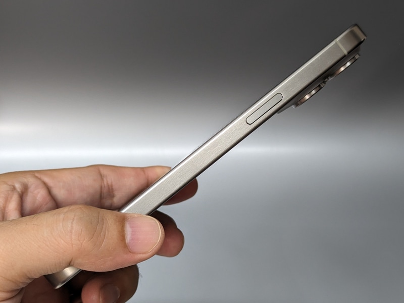 右側面は電源ボタンのみという仕様はこれまでと変わっていない