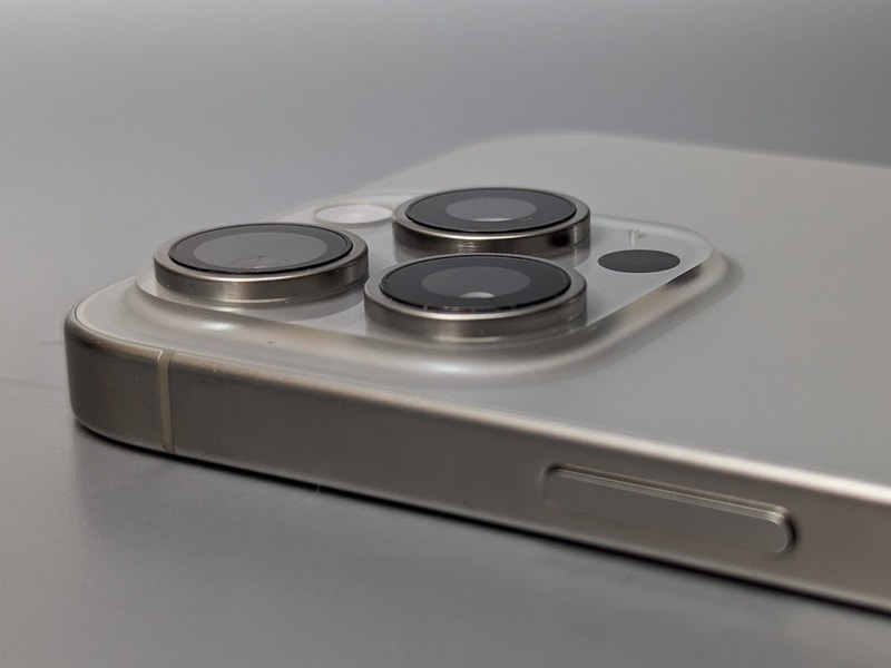 カメラ部の突起は従来と変わらないとは言え、その厚みは相当なものだ