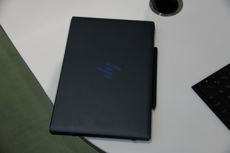 折りたたんだ状態では普通のクラムシェルノートに見える