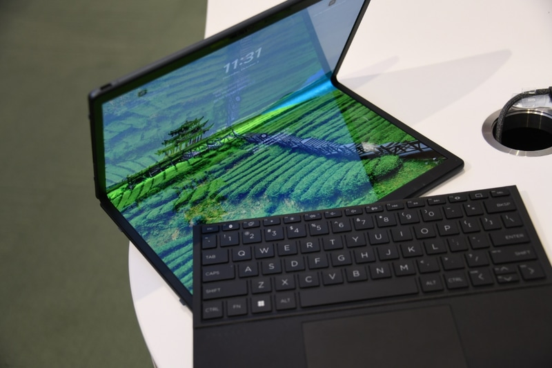 開けば17型の大画面が顔を出す